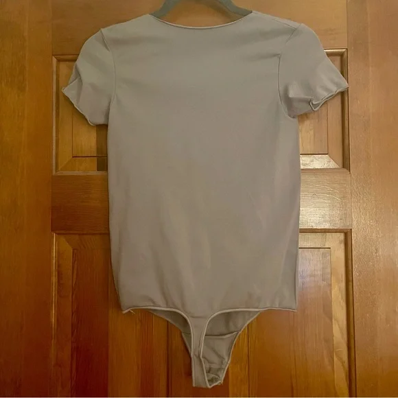 SKIMS ESSENTIAL T-SHIRT BODYSUIT | SMOKE / L/XL - Picture 2 of 3